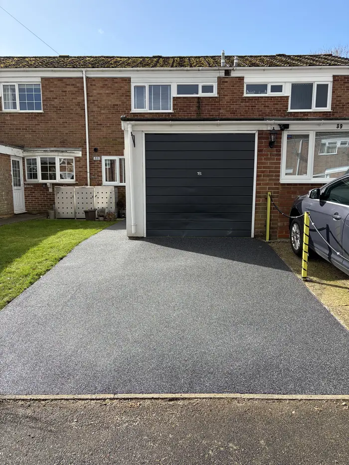 Charcoal resin bound driveway to a terraced house, by A&P Resin
