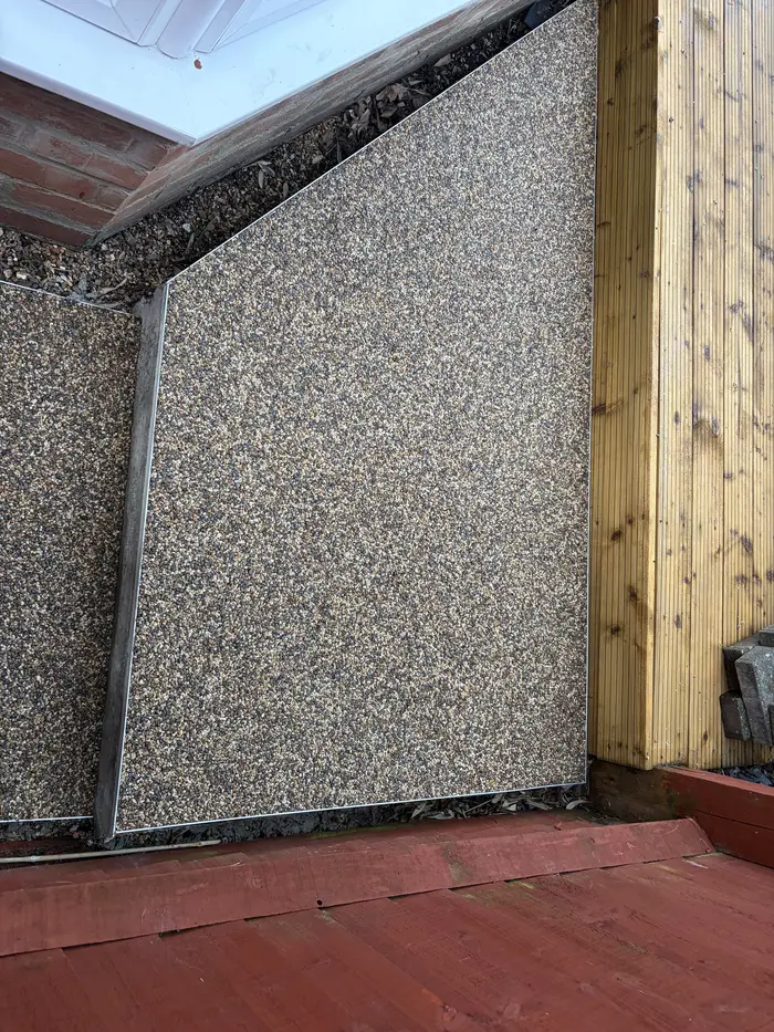 Grey resin bound steps and raised edge detail, by A&P Resin